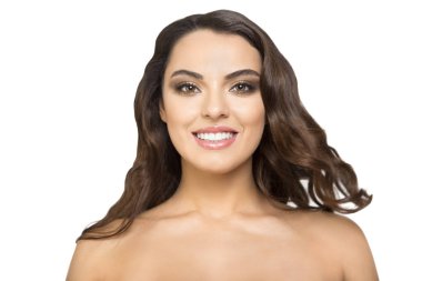 Beyaz arka plan üzerinde gülümseyen güzel esmer