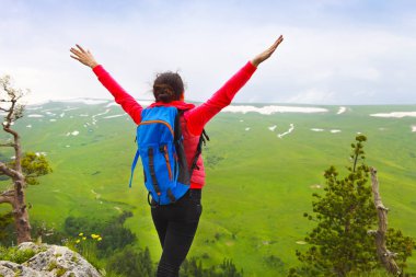 Dağın tepesinde kadın eller yukarı 