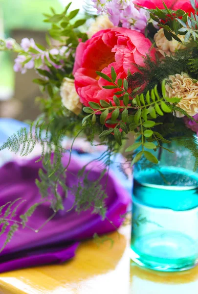Cenário de mesa em estilo vintage é decorado com flores — Fotografia de Stock
