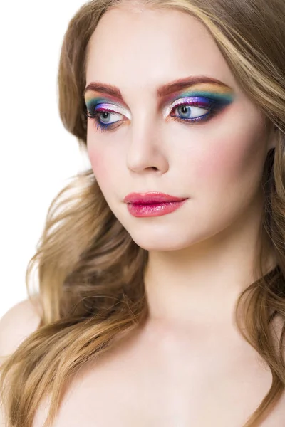 Retrato de una hermosa modelo rubia joven con maquillaje brillante — Foto de Stock