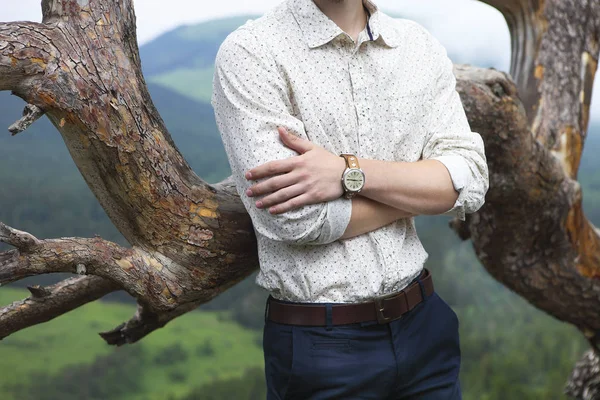 Hipster novio en la cima de la montaña —  Fotos de Stock