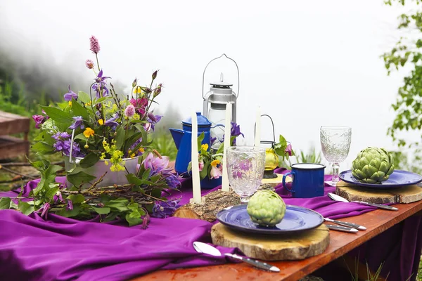 Cenário de mesa de casamento decorado em estilo rústico — Fotografia de Stock