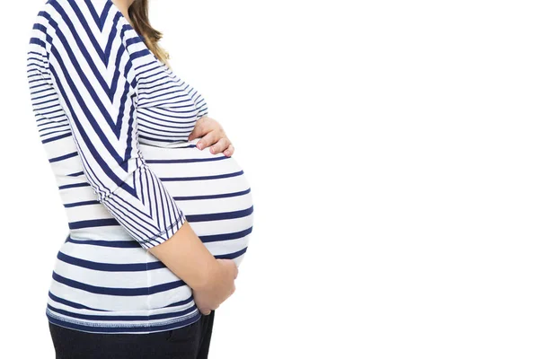 Glückliche junge schwangere Frau in blau-weißer Kleidung in marine s — Stockfoto