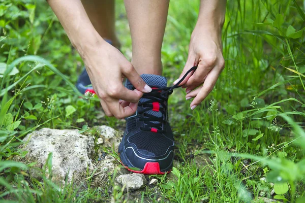 Sporcu kız koşu ayakkabıları koşu için hazırlanıyor — Stok fotoğraf