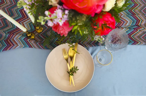 Tischdekoration im Vintage-Stil ist mit Blumen geschmückt — Stockfoto