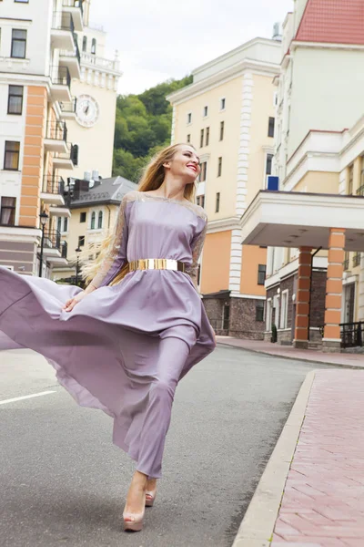 Vacker kvinna i lång klänning promenader utomhus — Stockfoto