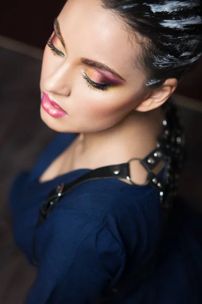 Hermosa joven morena con maquillaje de fantasía y cabello dres — Foto de Stock