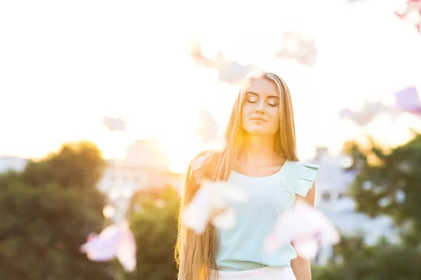 아름 다운 젊은 금발 여자의 야외 초상화 — 스톡 사진