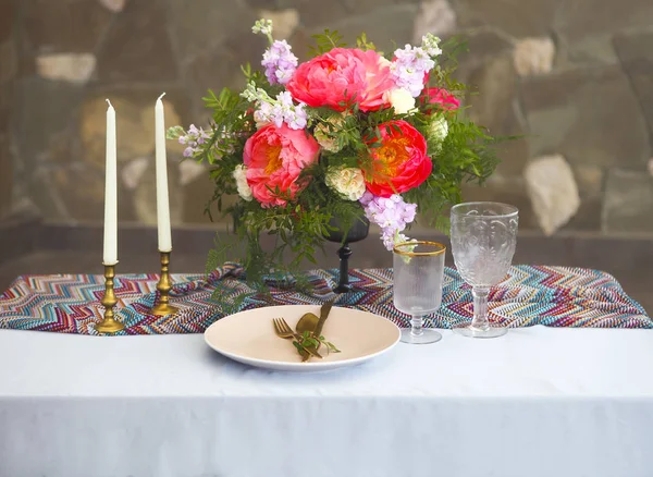 De instelling van de tabel in vintage stijl is versierd met bloemen — Stockfoto