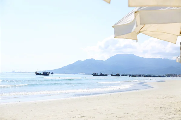 Bărci pe plaja Zoklet. Vietnam peisaj . — Fotografie, imagine de stoc