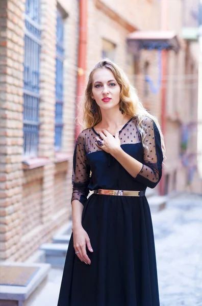 Retrato de moda al aire libre de la señora elegante con el dr negro de moda —  Fotos de Stock