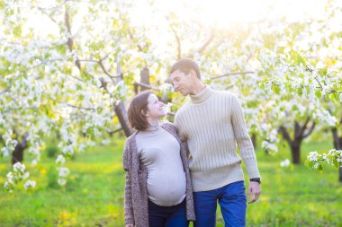 Mutlu hamile iki çiçeği bahçe içinde