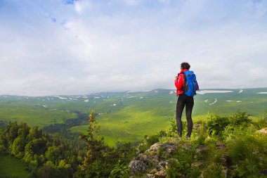 Dağ ve Vadi Manzaralı zevk en üstünde sırt çantası ile uzun yürüyüşe çıkan kimse