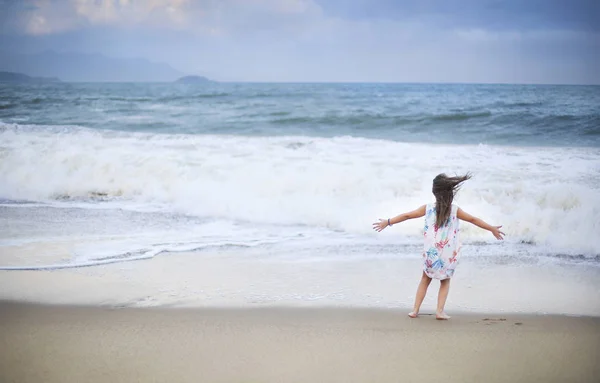 Aranyos kislány birtoklás móka, strandon, nyaralás alatt — Stock Fotó