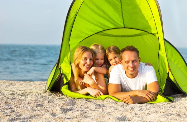 Szczęśliwe młode rodziny camping na plaży. Summertime — Zdjęcie stockowe