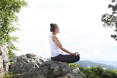 Çekici genç kadının bir yoga poz yapması 