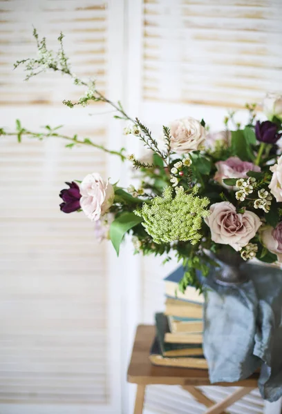 ピンクの花と古文書のエレガントな花束 — ストック写真