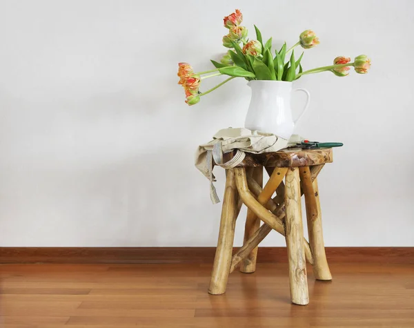 Natura morta con bouquet di tulipani su sedia rustica in legno — Foto Stock