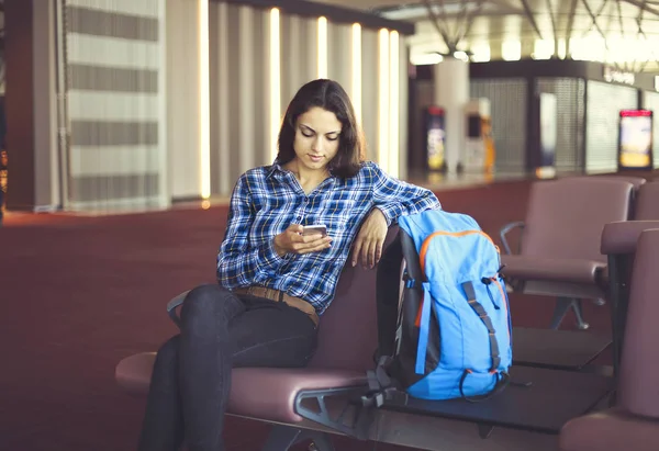 Vrouw passagier in de wachtruimte wachten op haar vlucht — Stockfoto