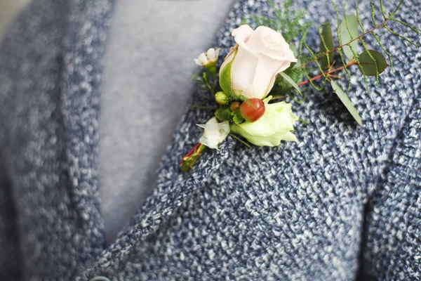 Gentle groom boutonniere with roses and beads — Stock Photo, Image