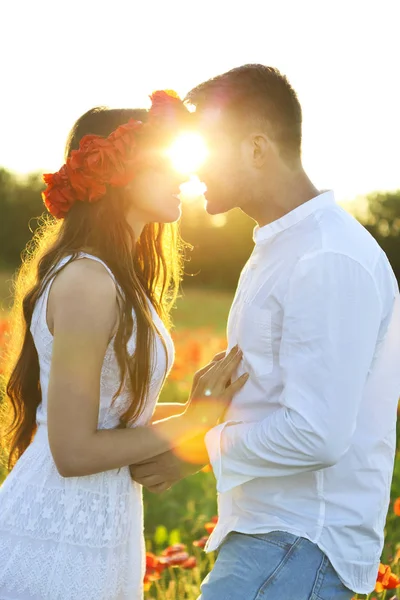 Paar verliefd zoenen en knuffelen in de natuur — Stockfoto