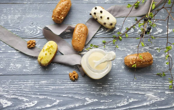 Eclairs med choklad och vispad grädde på mörk bakgrund — Stockfoto