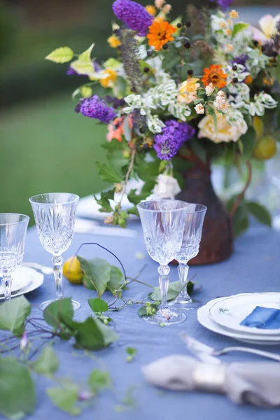 Bouquet de fleurs roses, violettes et jaunes sur une table pour di — Photo