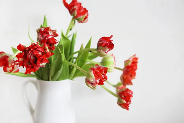 素朴な木の椅子に白い花瓶のチューリップの花束 — ストック写真