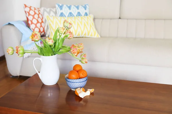 Beautiful orange tulips bouquet on wooden table in the living ro — Stock Photo, Image