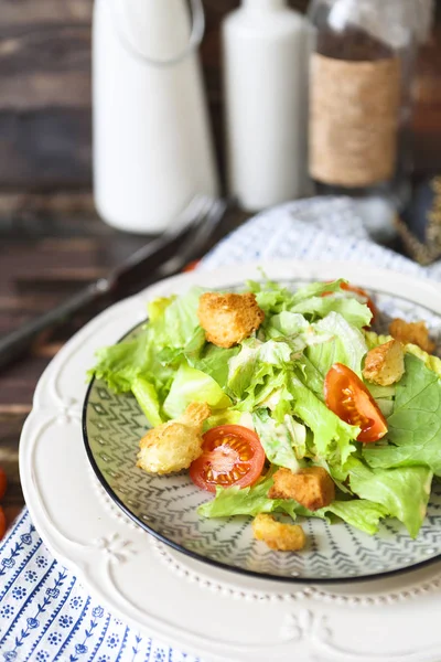 Salada de frango grelhado César saudável com queijo e croutons — Fotografia de Stock