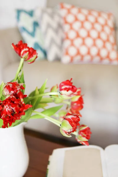 Beautiful orange tulips bouquet on wooden table in the living ro — Stock Photo, Image