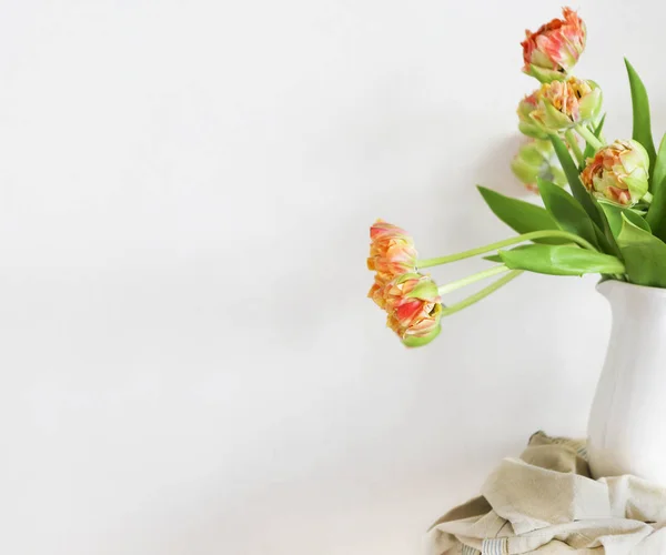 Ramo de tulipanes en jarrón blanco en silla rústica de madera —  Fotos de Stock