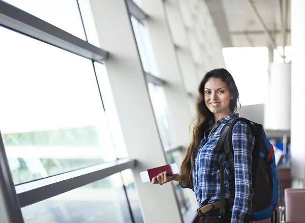 Pretty young female passenger at the airport — Stock Photo, Image