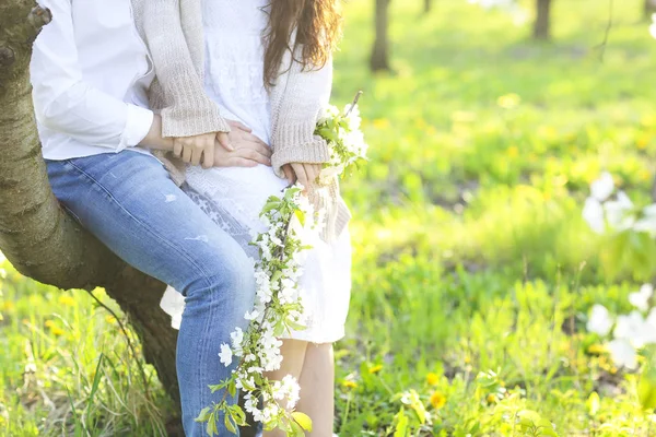 Couple amoureux baisers et câlins dans le parc du printemps — Photo