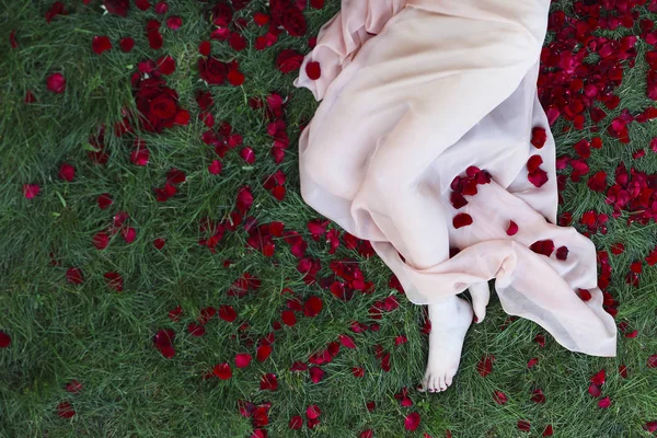 Güzel kadın ayakları kırmızı pedikür ve kırmızı ile kadeh yukarıya kapatmak — Stok fotoğraf