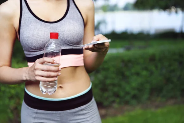 Fitness athlete woman resting drinking water — Stock Photo, Image
