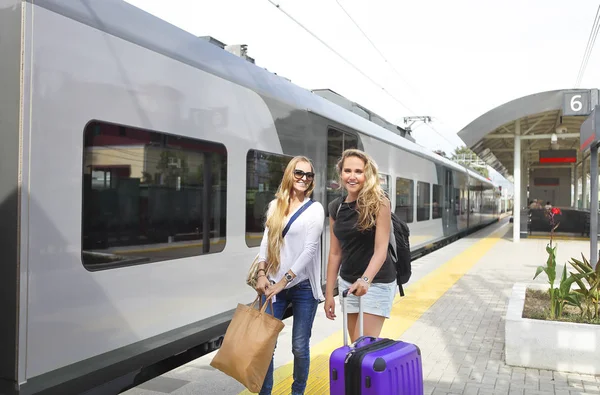 Feliz chicas jóvenes amigas viajando —  Fotos de Stock