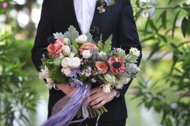 Güzel buket onun elinde tutan damat