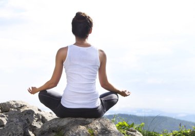 Çekici genç kadının bir yoga poz yapması 