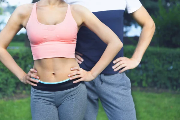 Junges Paar beim Training und Dehnen der Muskeln vor dem Sport — Stockfoto