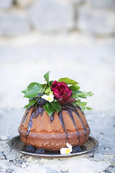 Bolo de chocolate decorado com amora fresca e flores — Fotografia de Stock