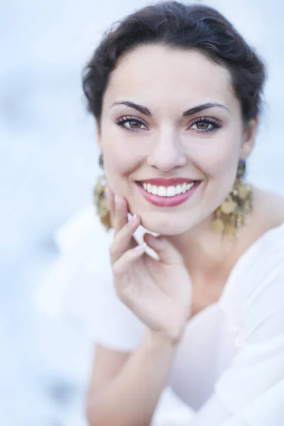 Retrato jovem noiva com cabelo morena no vestido de casamento branco um — Fotografia de Stock