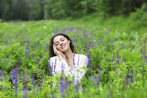 Joyeux jolie femme brune dans le champ de fleurs — Photo