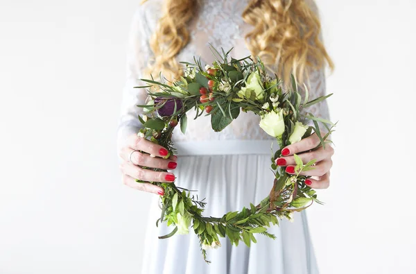 Bruid met de kroon van de bloem van het voorjaar in haar handen — Stockfoto