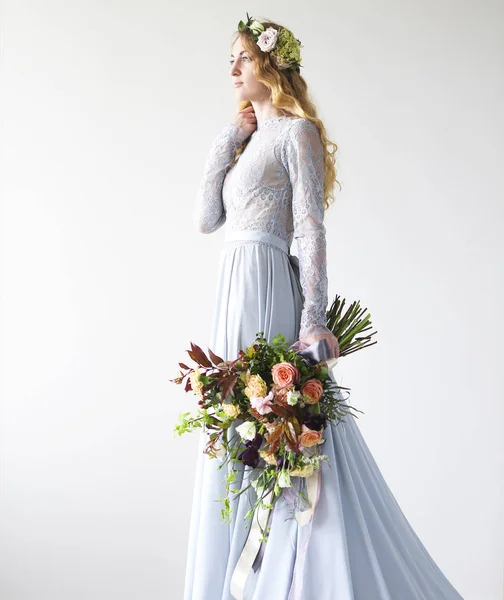 Frühling Schönheit Porträt einer Braut mit einem Kranz und einem Strauß in — Stockfoto