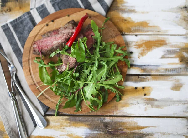 Filete de ternera a la parrilla medio rebanado Ribeye con ensalada de cohetes o — Foto de Stock