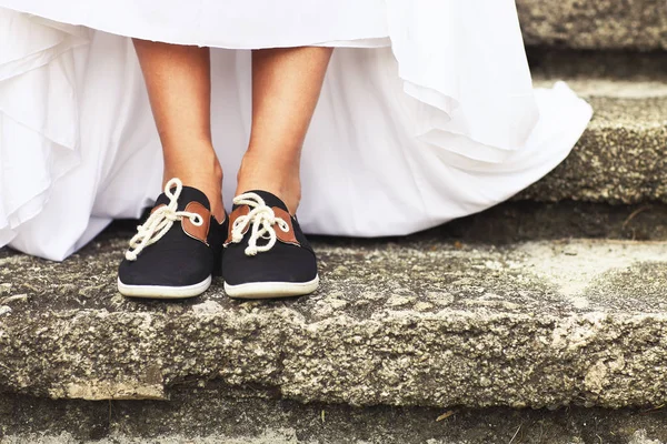 Grappige mooie bruid dragen blauwe loopschoenen — Stockfoto