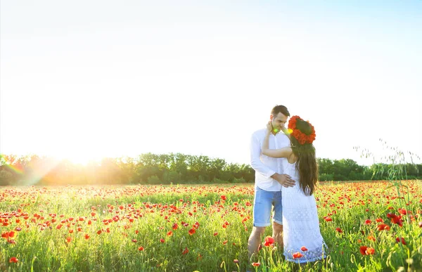 Par i kärlek, Kyssar och kramar i naturen — Stockfoto