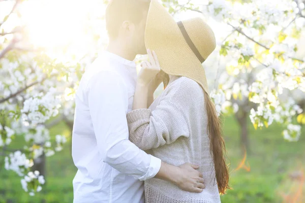 Pár v lásce líbání a objímání na jaře parku — Stock fotografie