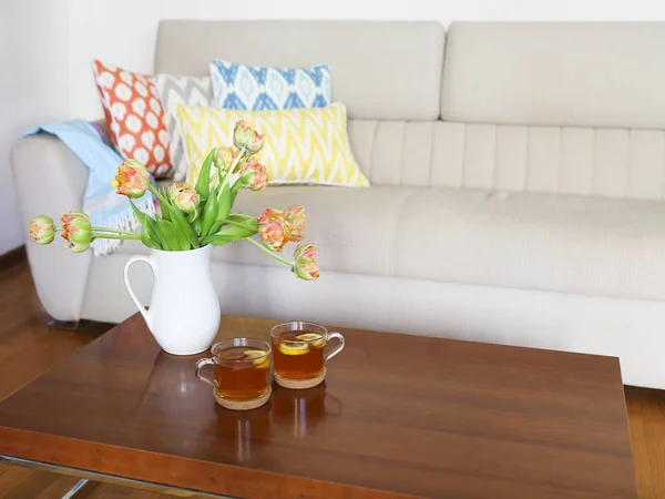 Beautiful orange tulips bouquet on wooden table in the living ro — Stock Photo, Image